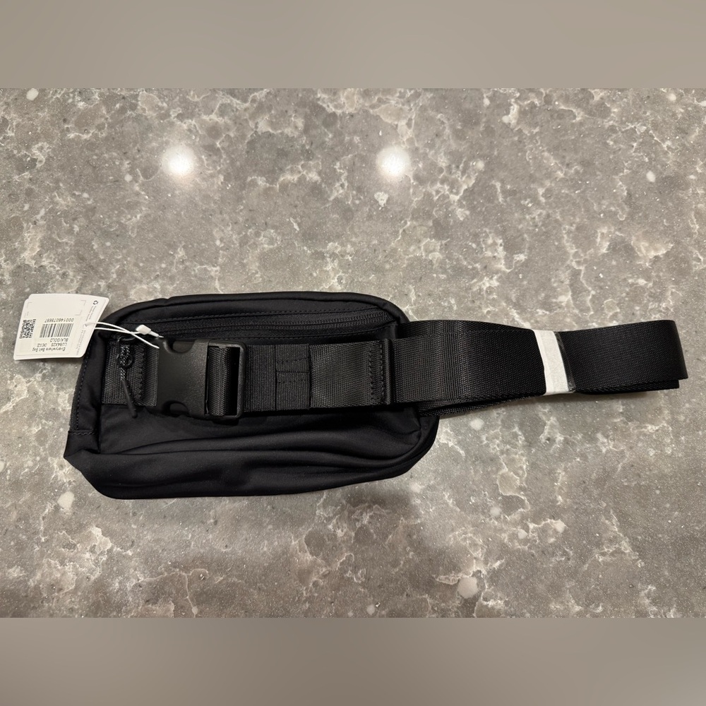 NWT lululemon Everywhere Belt Bag, black and gold with black plastic buckle - Picture 4 of 5